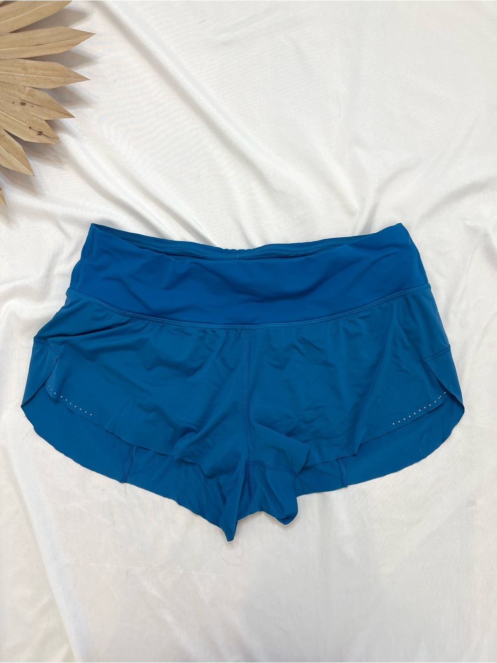 Lululemon Athletica Chase Me 2.5” Whirlpool Blue Mini Running Gym Shorts Size 8